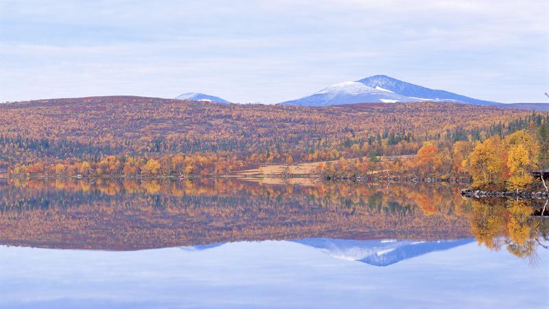 Sjö i fjällandskap.