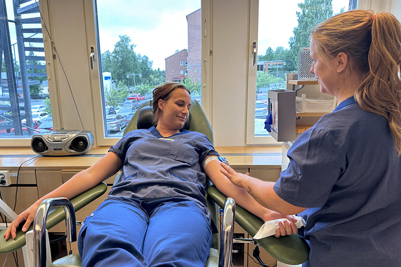 Två vårdpersonal arbetar med blodgivning