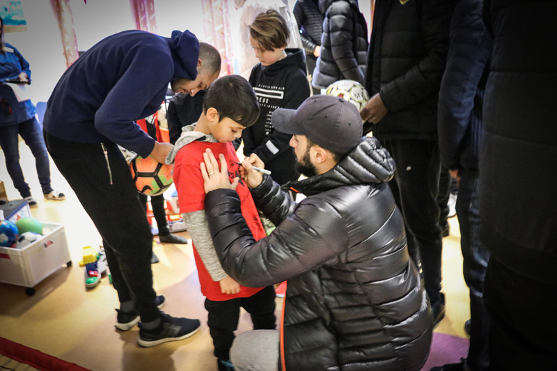 ... och signerades matchtröjor. 