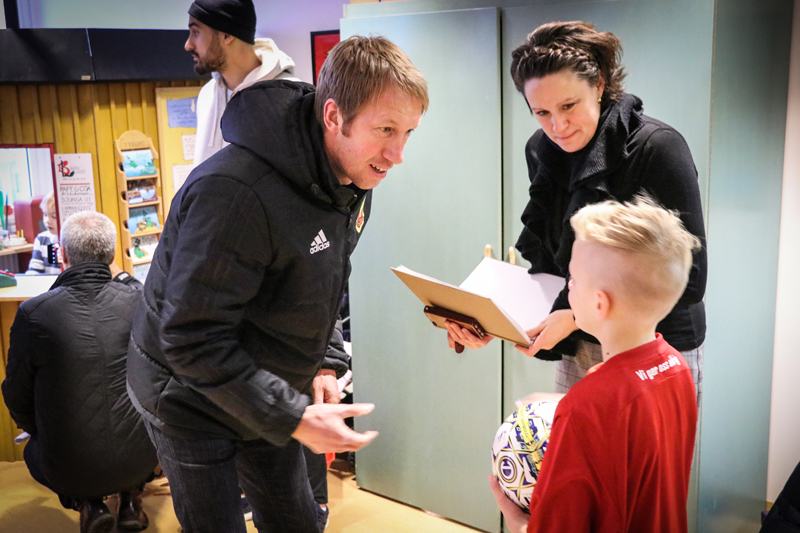 Taktiksnack med ÖFK:s tränade Graham Potter.