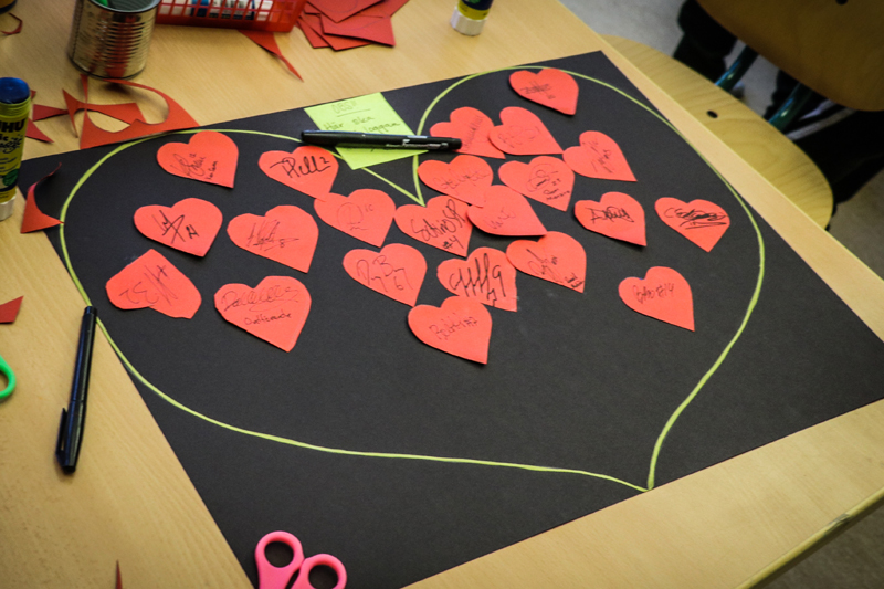 Pyssel blev det! Tavlan med ÖFK-spelarnas namnteckningar fylldes sedan på med barnens namnsteckningar. 