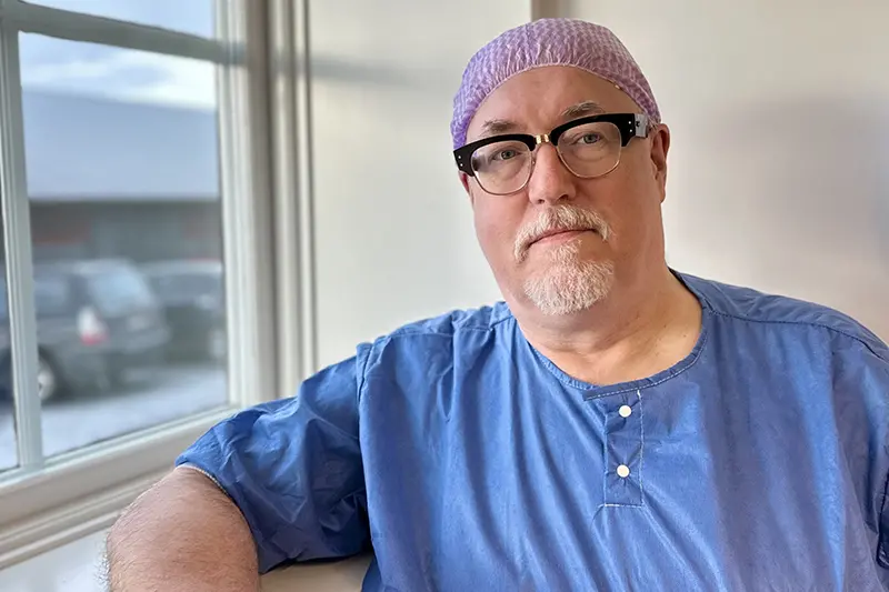 Porträttbild på en man i vårdkläder.