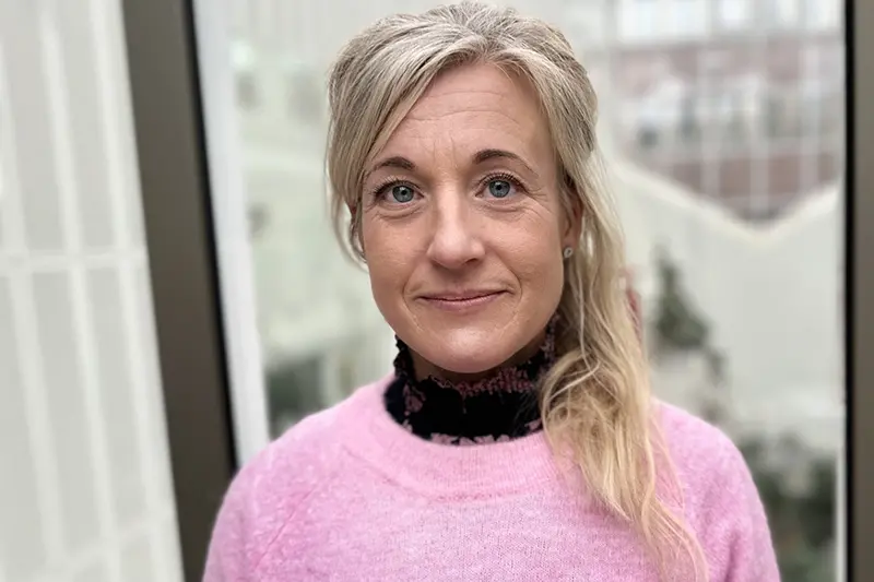 Person i rosa tröja.