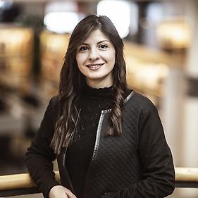 Kvinna med långt mörkt hår