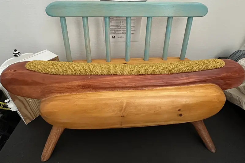 Barnmöbel i form av en korv med brödsoffa där senapen är gjord av en stoppad tygsträng