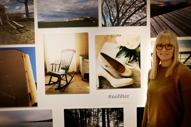 Jenny Berg med sin utställning #MITT FILTER. Foto: Anton Säwström