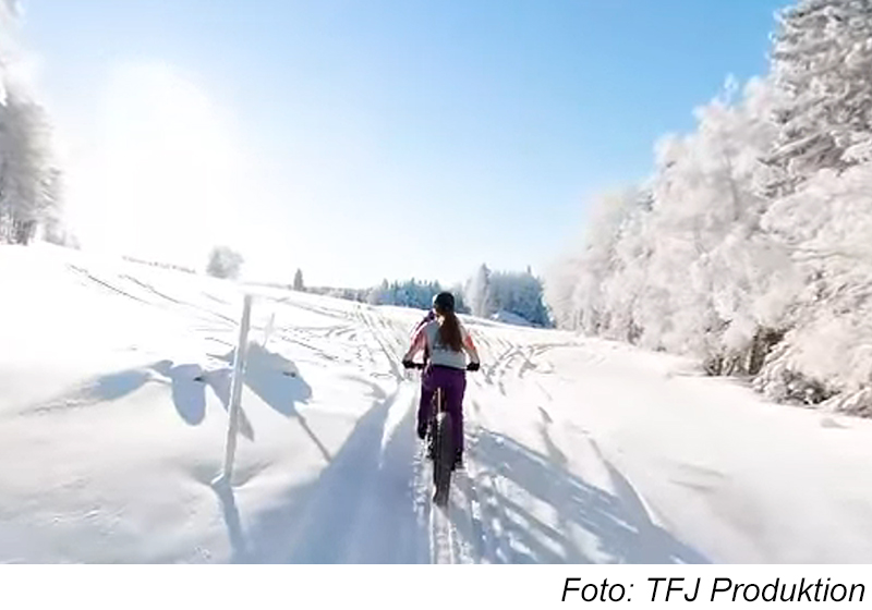 Cyklister på fatbikes i ett gnistrande vackert vinterlandskap i solsken. Foto: TFJ Produktion
