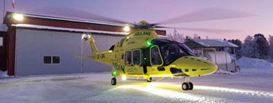 Ambulanshelikopter vid Gövikens flygplats i vintermiljö