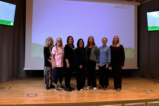 Sju kvinnor står på en scen i Hörsalen på Östersunds sjukhus. 