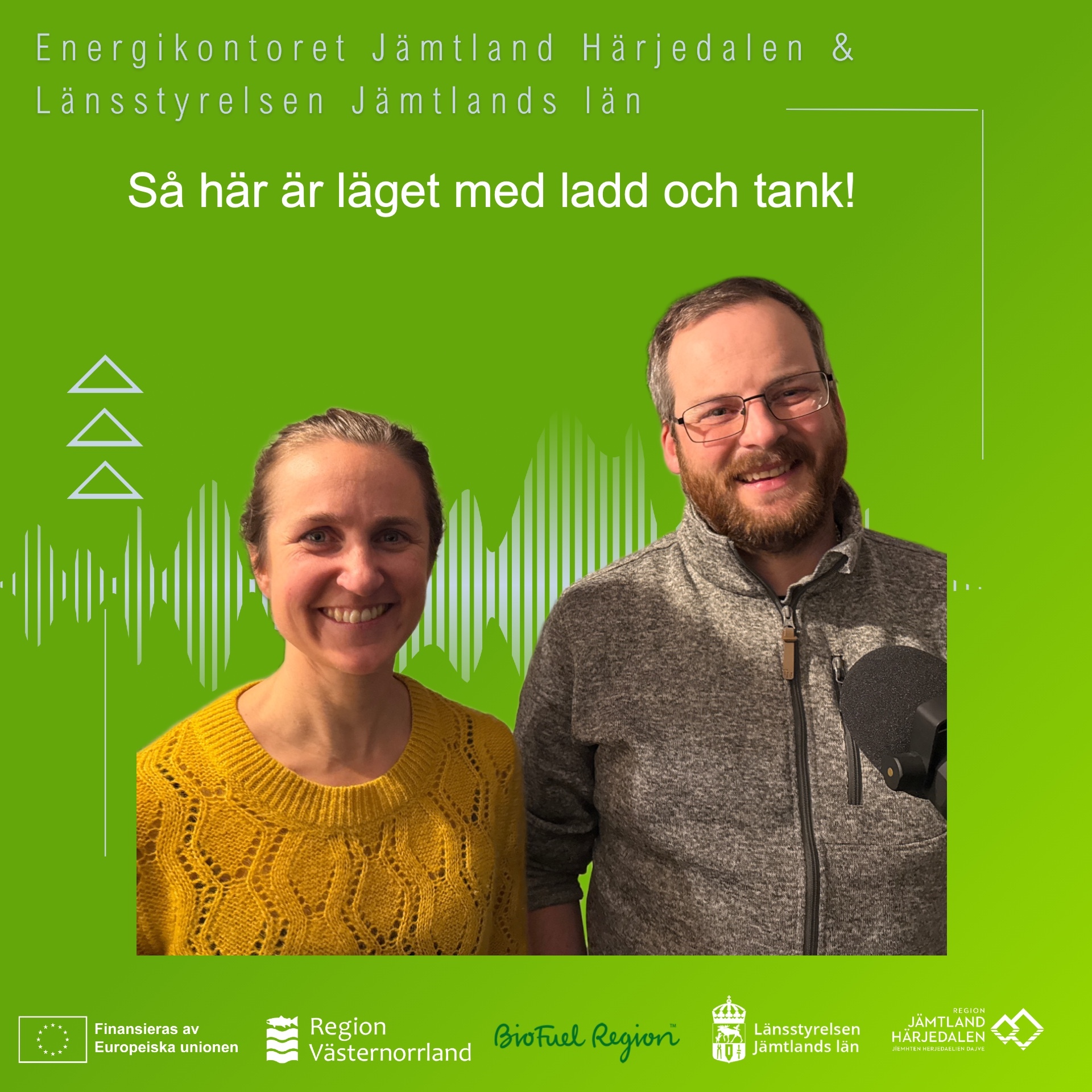 Två kvinnor i övre medelåldern tittar in i kameran