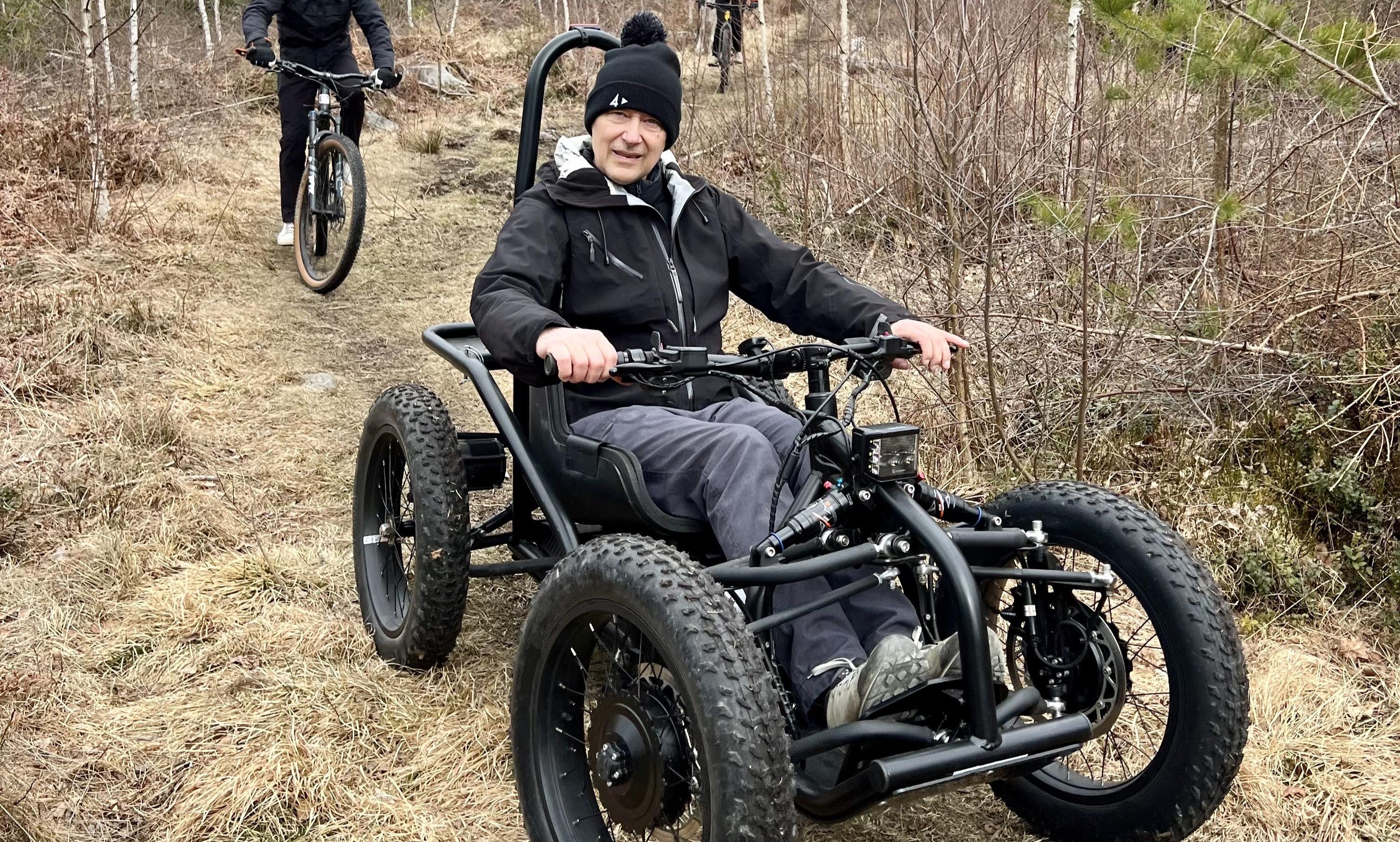 Person i terränggående rullstol