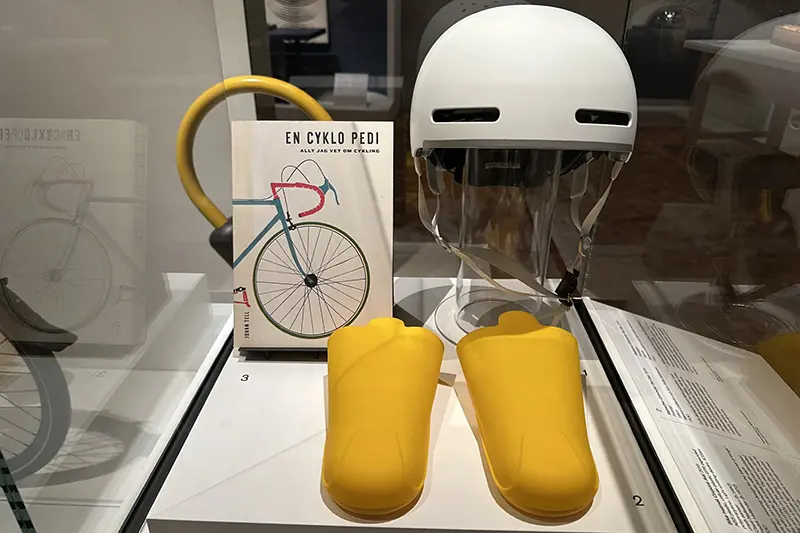 En vit cykelhjälm i en glasmonter