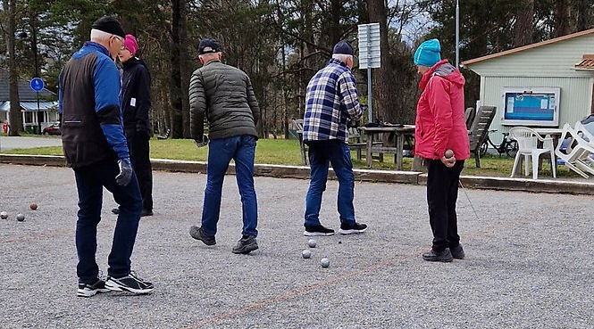 Flera seniorer som spelar gåfotboll på en gräsplan.