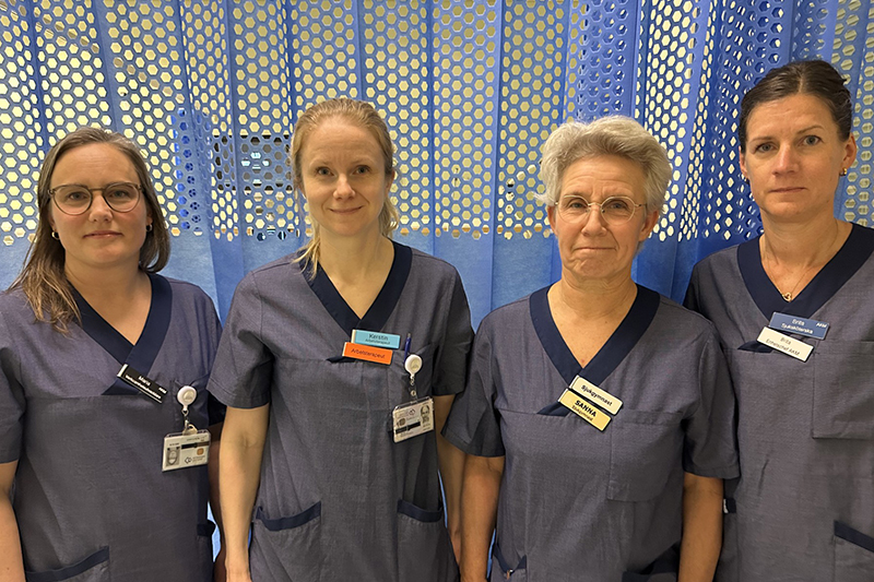 Fyra personer i vårdkläder står intill varandra på akuten