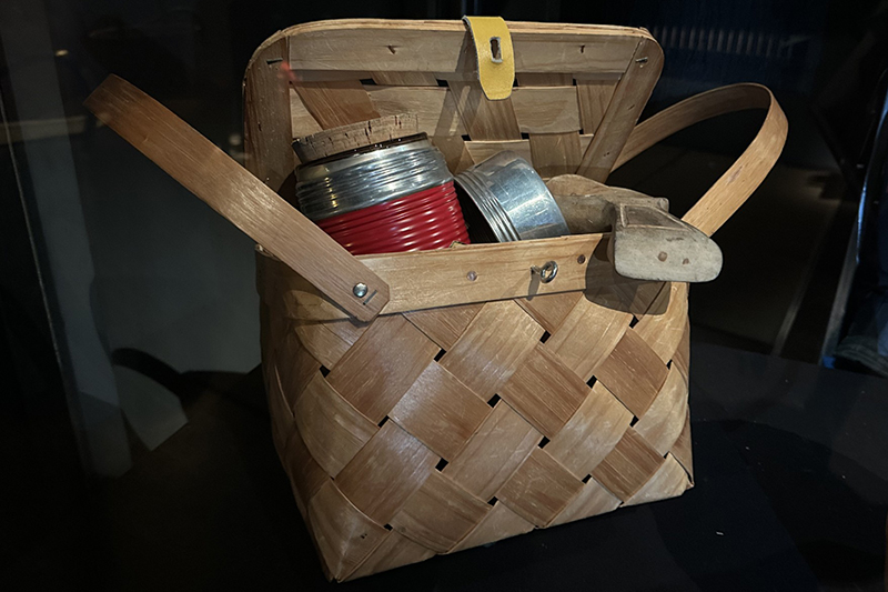 En flätad korg fylld med termos och matsäck