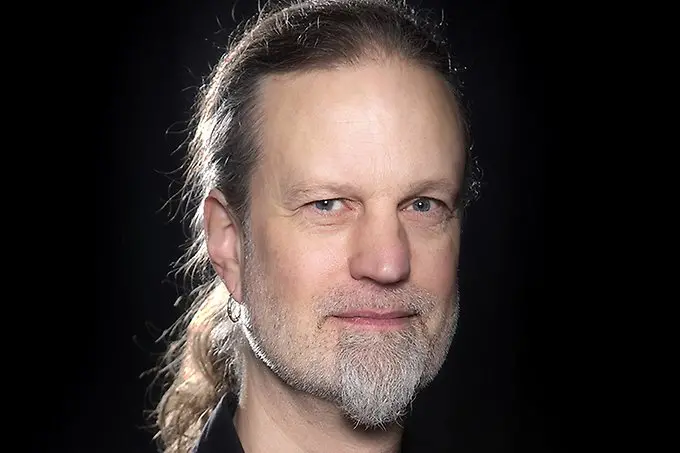 En person tittar in i kameran.