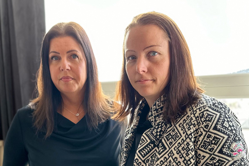 Porträttbild på två kvinnor.
