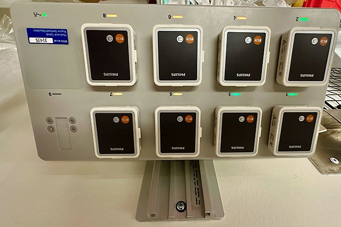 En laddningsstation för de nya batterierna till patienternas övervakningsenheter.