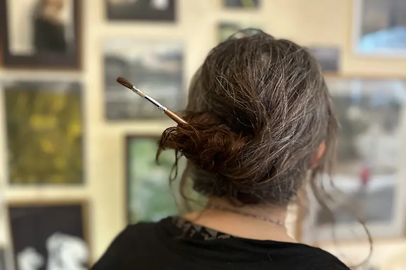 Hårknut med en målarpensel som håruppsättning