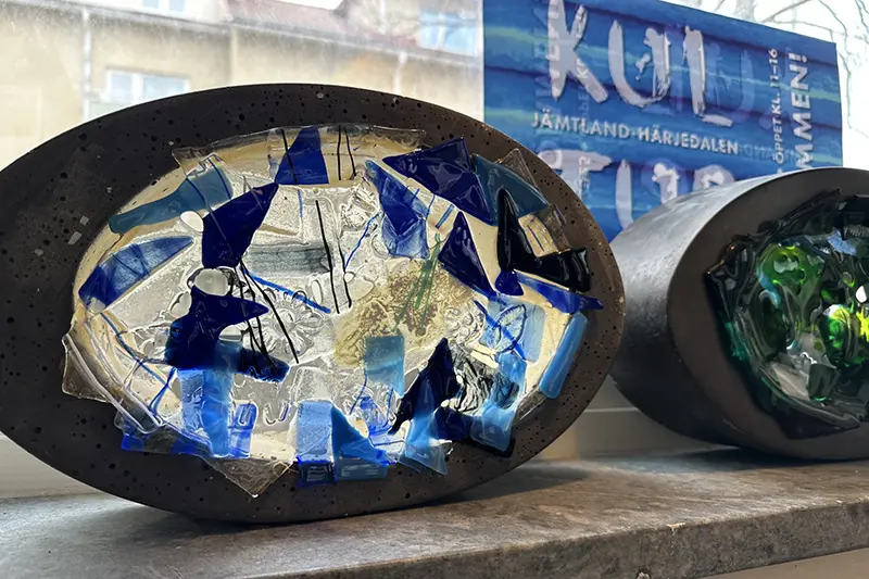 Glaskonst som står på en fönsterbräda