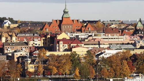 En stående bild på Östersund under vacker höstdag med Storsjön  i bild framför staden och Rådhuset synligt i bakgrunden.