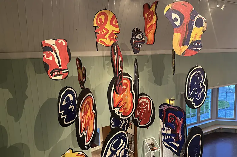 En stor takhängd mobil med motiv från Bengt Lindströms konst