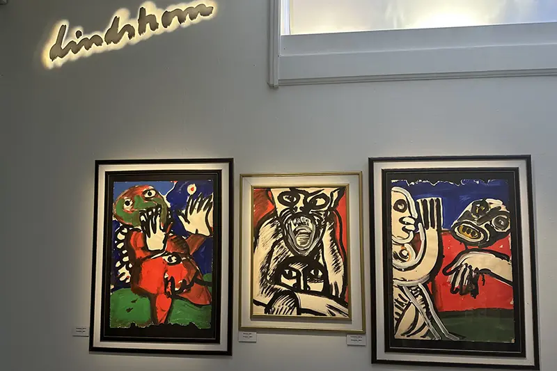 Tre typiska färgstarka målningar av konstnären