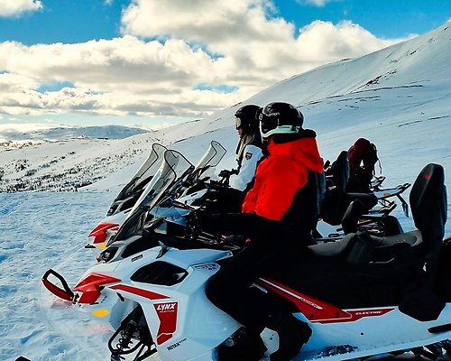 Bild på en ung man vid en terränggående rullstol