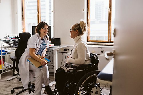 Doktor och patient samtalar i ett vårdmöte.