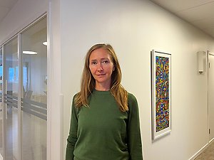 En kvinna som tittar in i kameran och ser glad ut. 