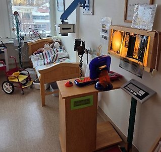 Sjukrum med barnsäng och leksaker