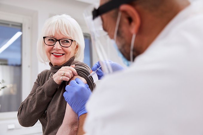 Läkare ger vaccin till patient.