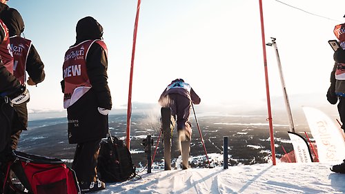 Bild på ryggen på en tävlingsskidåkare på väg att starta 