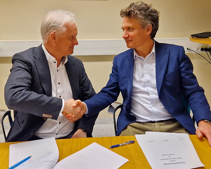 Regiondirektör Anders Byström skakar hand med Birger Henning Endreseth, assisterende fagdirektør. 