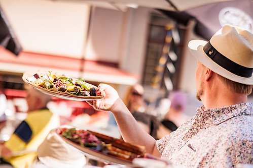 Bild på servitör i restaurangmiljö