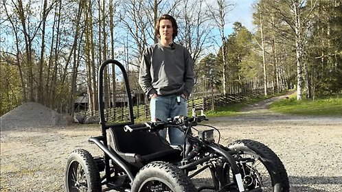 Bild på en ung man vid en terränggående rullstol