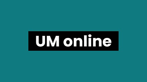En blå bakgrund. På en svart platts mitt i bilden står det "UM online".