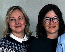 Fem personer står vid en vägg. Alla tittar in i kameran och ser glada ut.