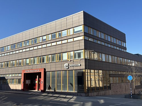 Byggnaden där Vuxenhabilieringen finns, det står Köpmangatan 24 och Castellum på fasaden.